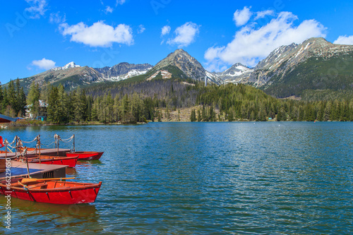 Red boats in a wooden port in Strbske Lake, Slovakia © Marcin Krzyzak