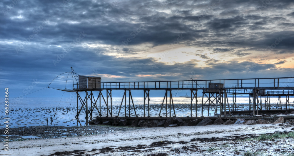 plage-avec-une-passerelle-et-un-carrelet-au-bout-stock-photo-adobe-stock