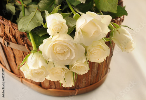 Białe róże w koszyku