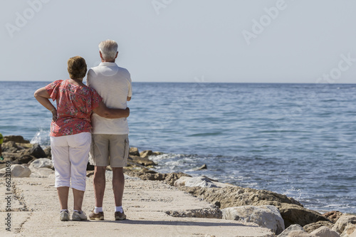Pareja de ancianos frente al mar
