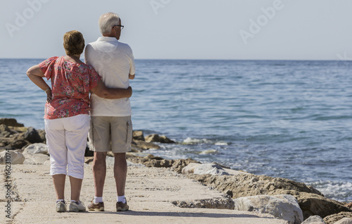 Pareja de ancianos frente al mar