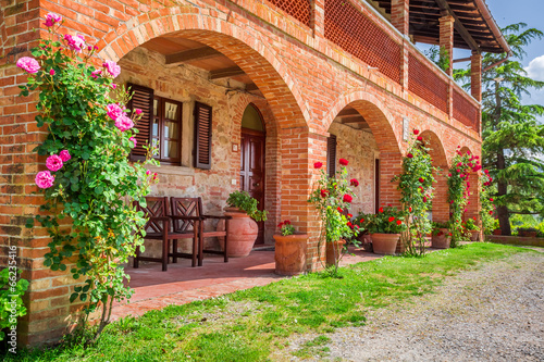 Fototapeta Naklejka Na Ścianę i Meble -  Tuscany Rural house in summer, Italy