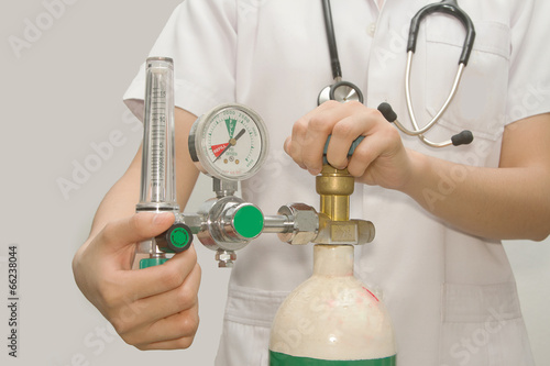 Canvas Print doctor is setting oxygen valve