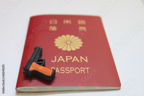 パスポートと銃