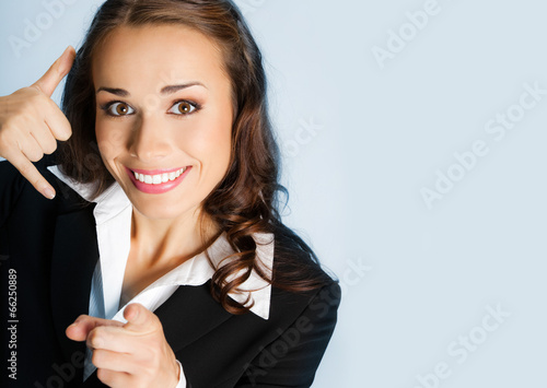 Canvastavla Businesswoman with call me gesture, over blue