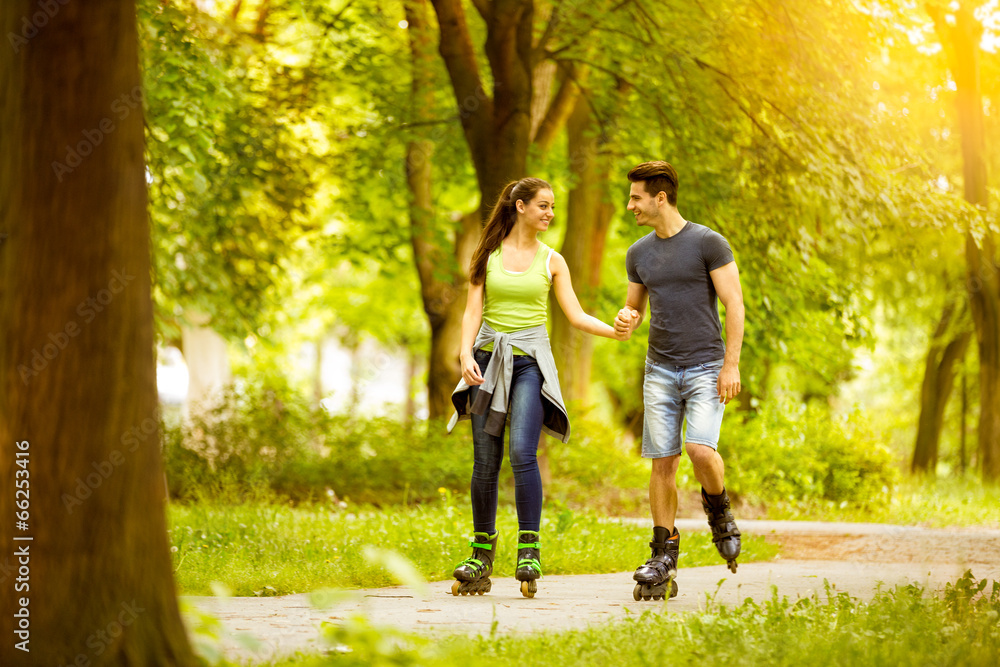 Fototapeta premium couple ride rollerblades