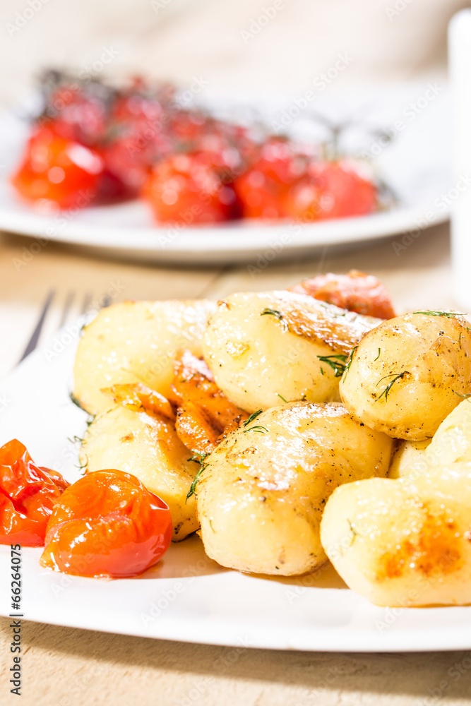 Roasted potatoes with carrot and tomatoes