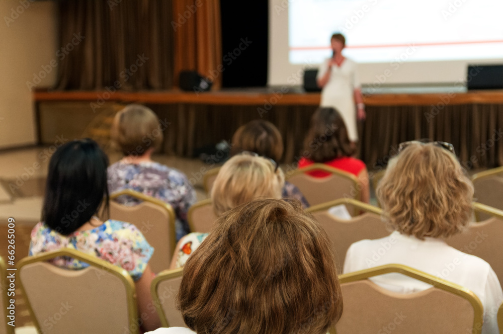 Obraz premium people sitting rear at the business conference and speaker