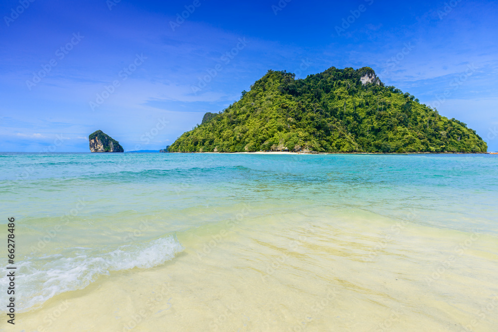 Fototapeta premium Beautiful beach at Talay Waek Krabi