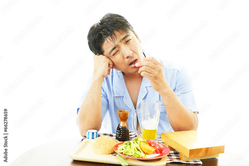 お酒を飲みすぎた男性