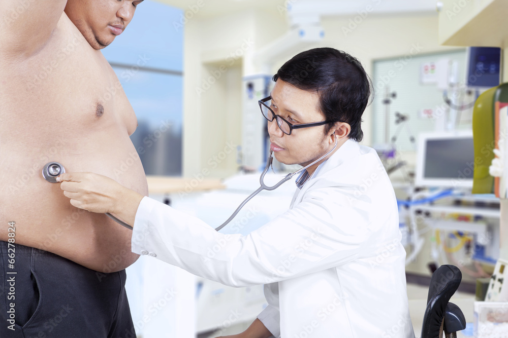 Obraz premium Doctor is checking a fat patient 1