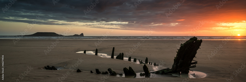 Obraz premium Landscape panorama ship wreck on Rhosilli Bay beach in Wales at