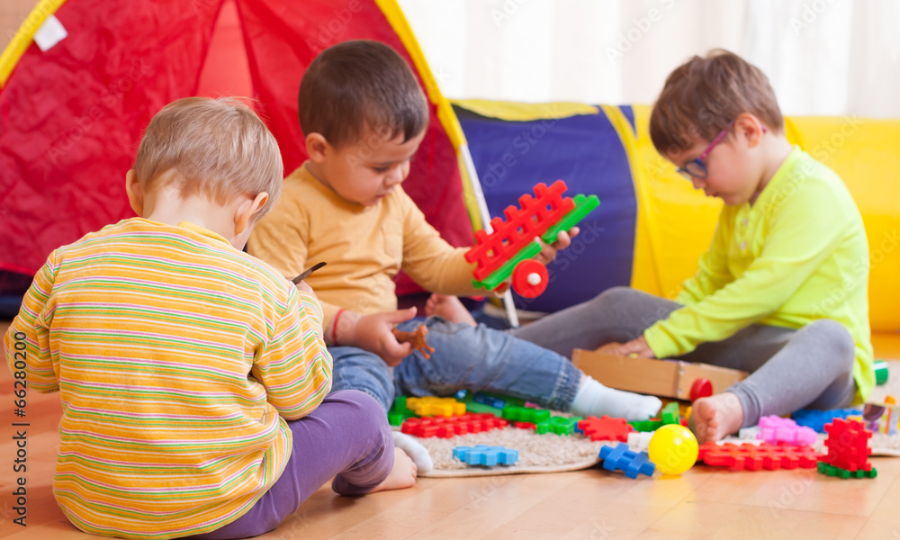 Obraz premium children playing on floor