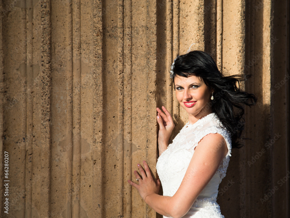 Fototapeta premium Beautiful brunette in wedding dress