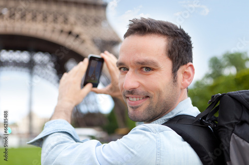 Young attractive tourist taking picture in Paris © Production Perig