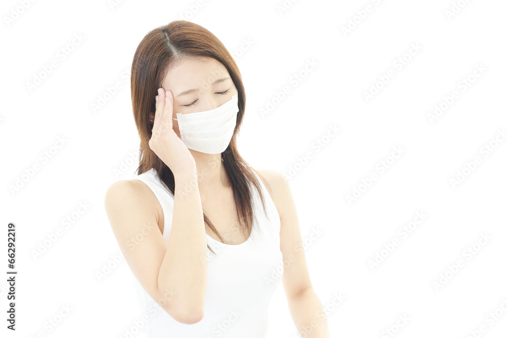 頭痛を訴える女性 頭痛を訴える女性
