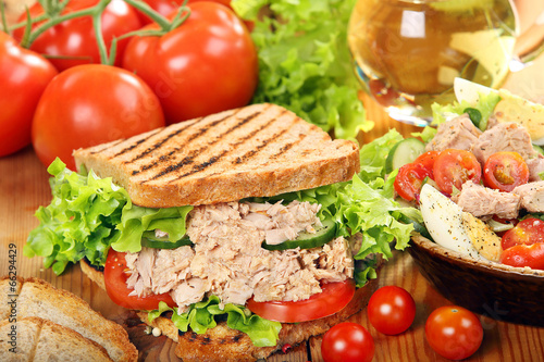 Obraz na płótnie Sandwich with tuna and salad on wood background