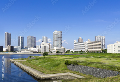 東京湾岸エリア高層タワーマンション群と（有明・東雲・豊洲）2020年東京オリンピック 有明アリーナ建設予定地を望む。