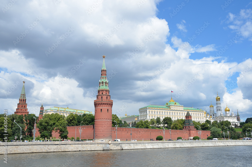 Большой Кремлевский дворец и соборы Московского кремля