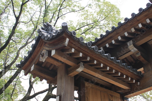 神社の門と瓦屋根 © shashamaru