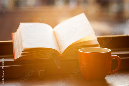 Książki i filiżanka kawy