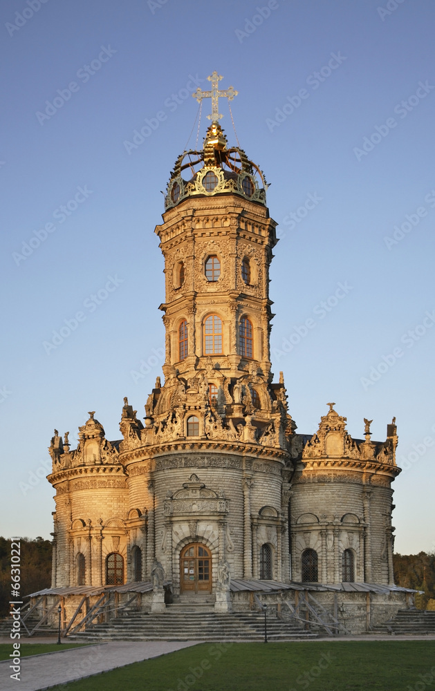 Знаменская церковь в Дубровицах. Россия