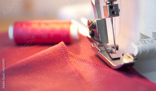 Foto sewing process in the phase of overstitching
