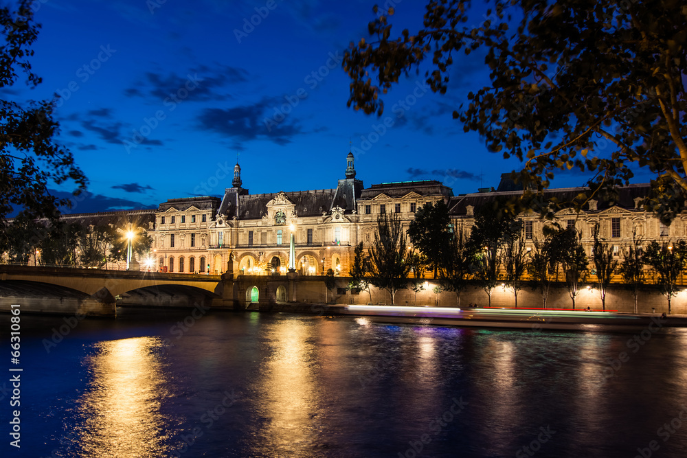 Fototapeta premium The Louvre - Paris landmark