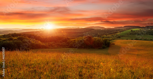 Fotografia, Obraz Beautiful sunset on the field - in shades of orange