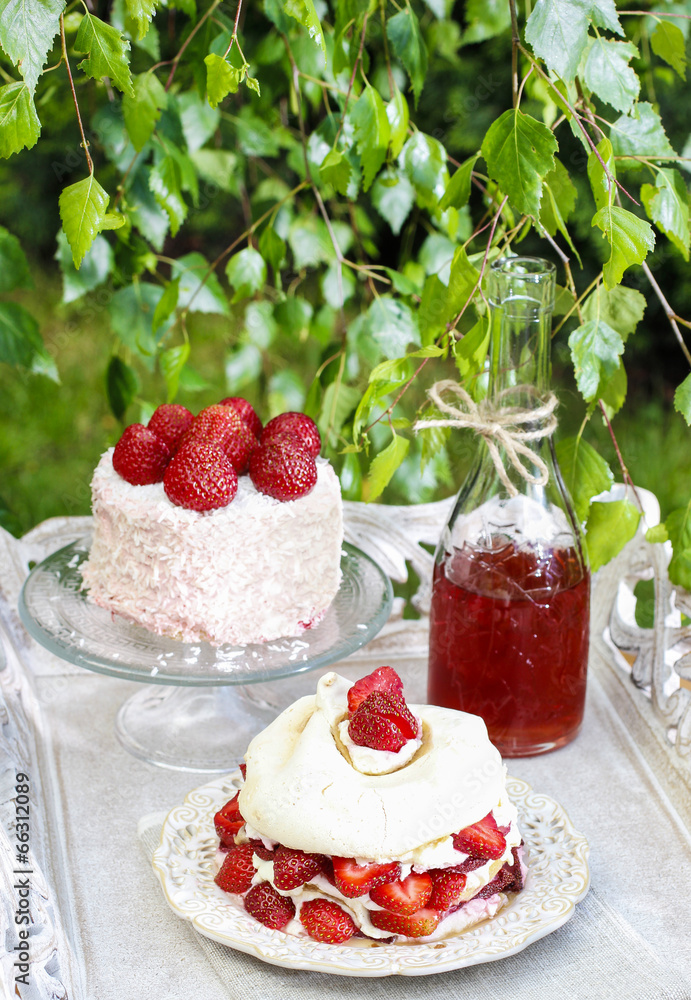 Garden party: meringue with strawberries Garden party: meringue with strawberries