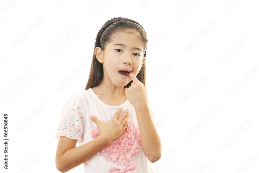 歯痛を訴える女の子 歯痛を訴える女の子