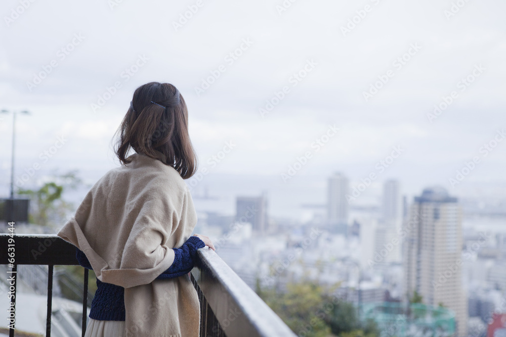 展望台から神戸の景色を望む女性