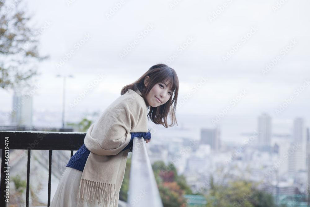 展望台から神戸の景色を望む笑顔の女性