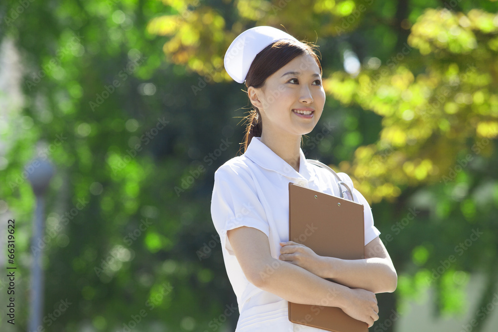 カルテを持つ看護士