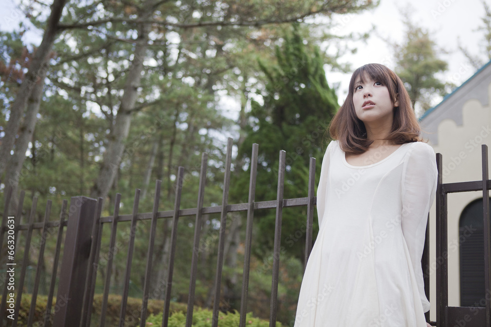 家の前で立っている笑顔の女性 家の前で立っている笑顔の女性
