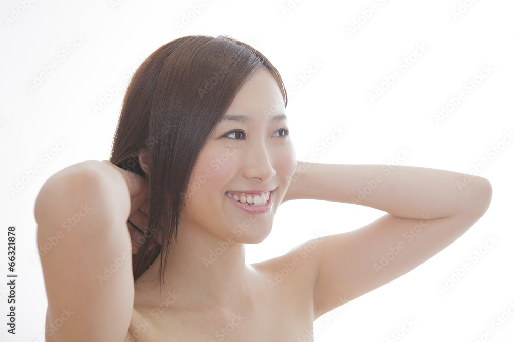 髪に手をあてる女性 髪に手をあてる女性