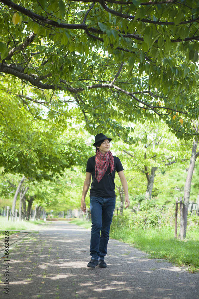 Fototapeta premium 公園を歩く男性