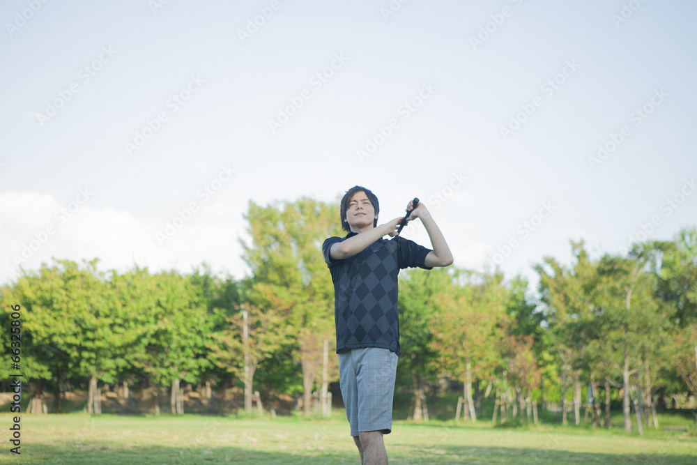 ゴルフをする男性