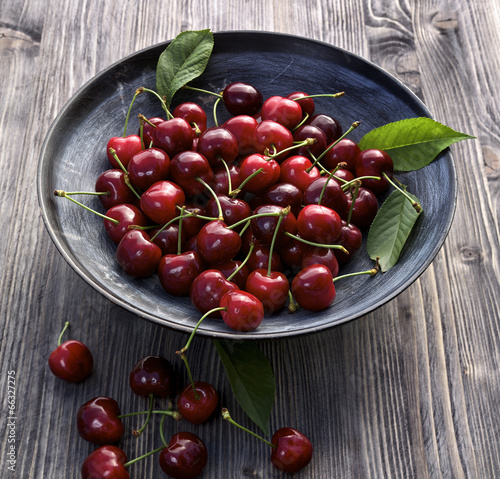 Konstfotografi Fresh cherries in a bowl