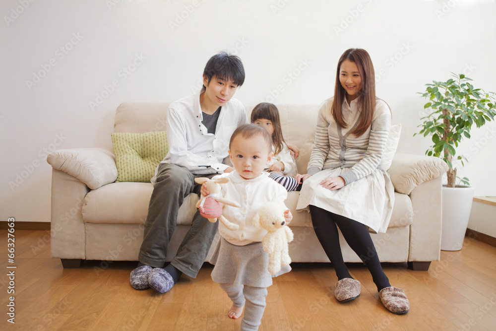 ソファーに座る家族
