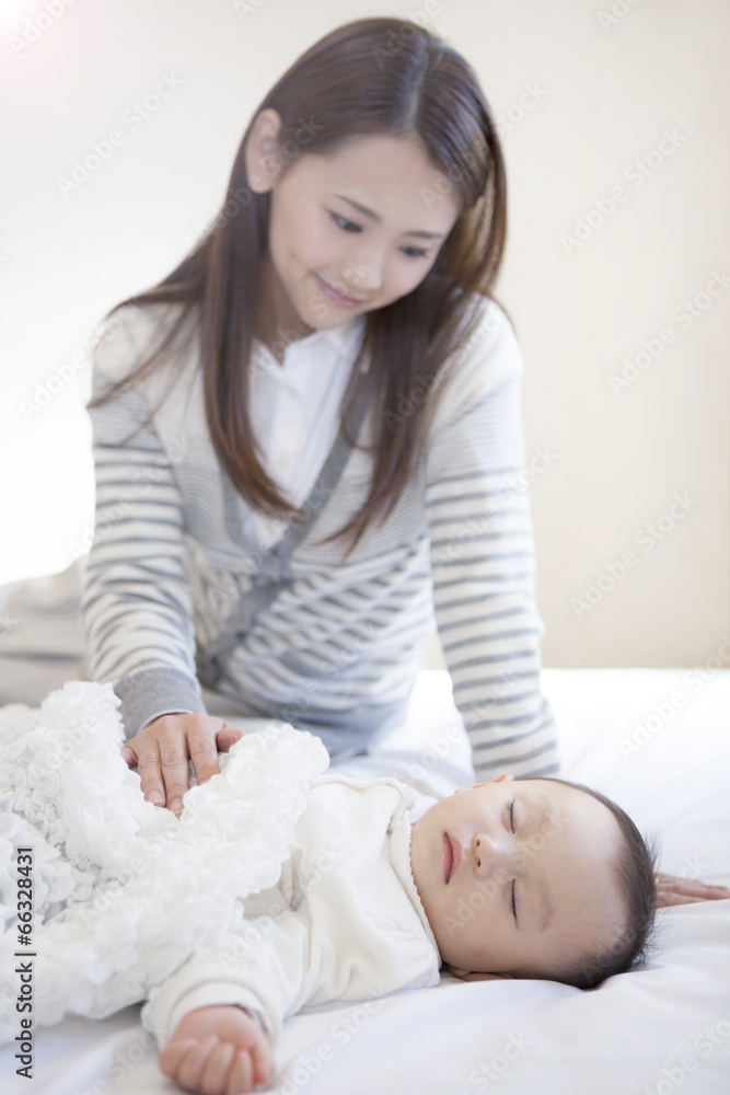 母親と眠る赤ちゃん 母親と眠る赤ちゃん