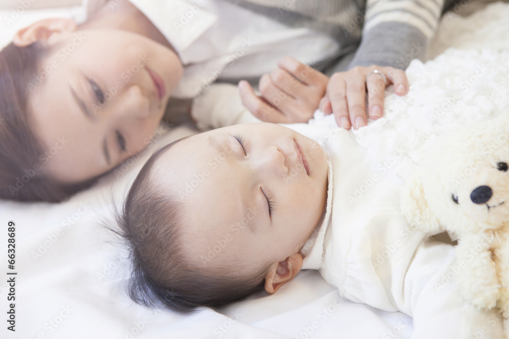 母親と眠る赤ちゃん 母親と眠る赤ちゃん