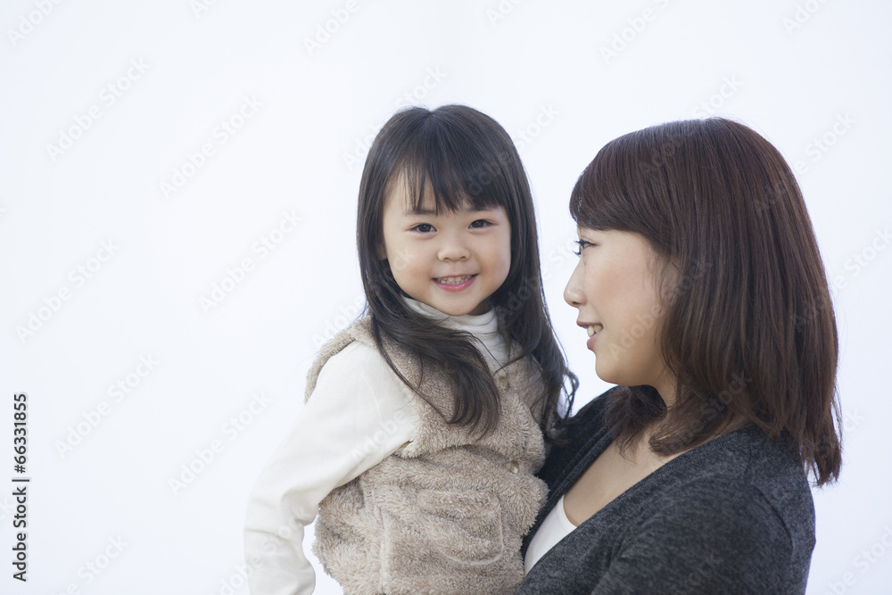 笑顔で寄り添う母と子供 笑顔で寄り添う母と子供