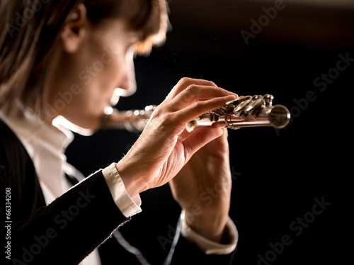 Принти на полотні Female flutist performing