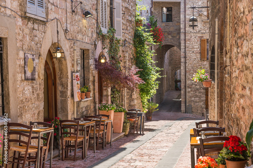 Fototapeta Typowa włoska restauracja w zabytkowej uliczce do pokoju