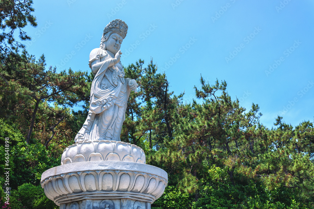 Fototapeta premium Haedong Yonggungsa Temple