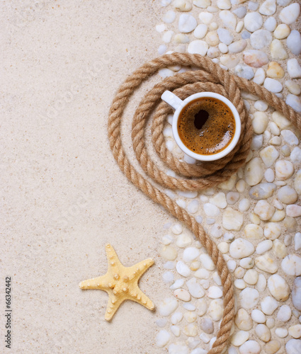 Canvas Print Cup of coffee on the sea pebbles on beach party