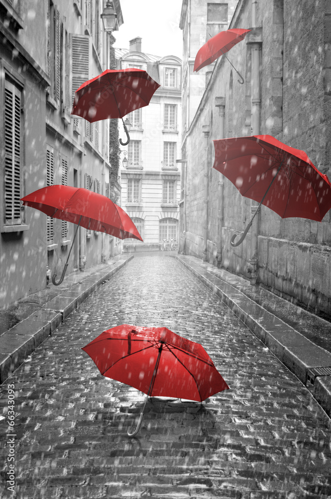 Fototapeta premium Czerwone parasole latające na ulicy. Obraz koncepcyjny
