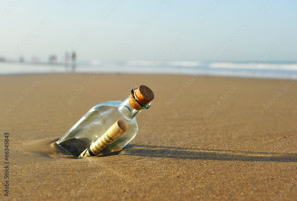 Obraz premium Botella con mensaje en la playa