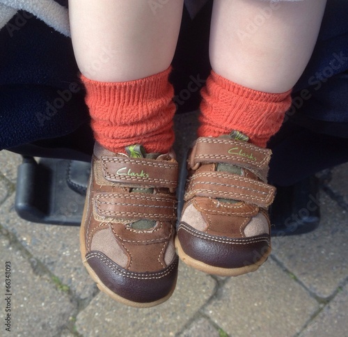 Bild auf Leinwand baby boy first shoes clarks
